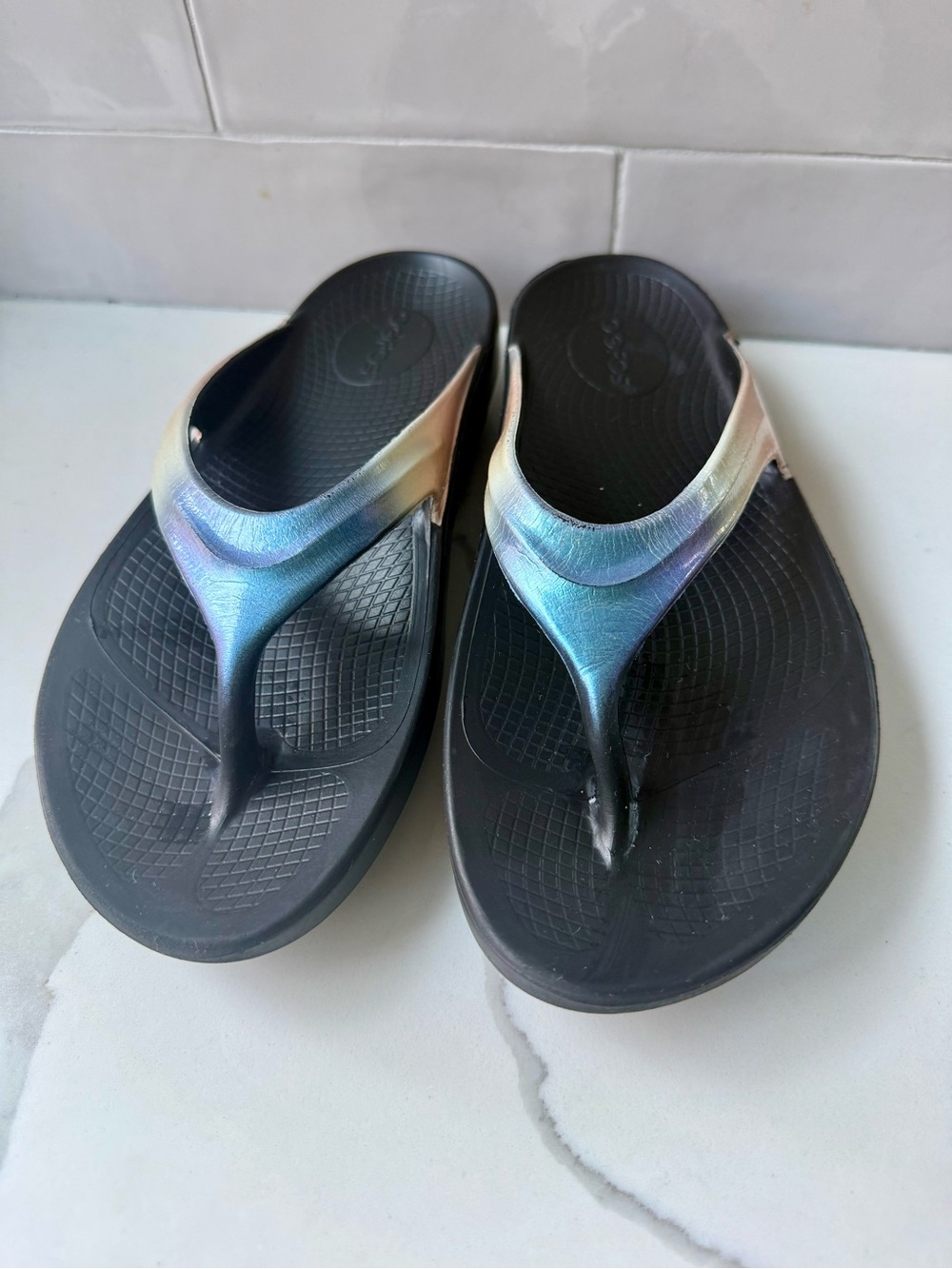 OOFOS OOlala Ladies Black Flip Flops with Iridescent Straps Size 10